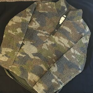 NWOT Thread and Supply woman’s small camo lined fleece pullover